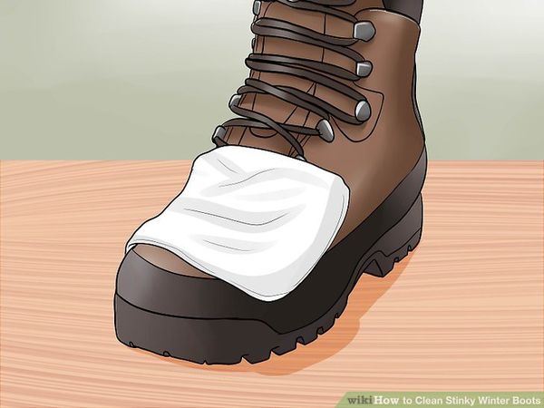 Зимовий лайфхак. Як прибрати плями солі зі взуття. У прохолодну і мокру погоду ми часто стикається з вічною проблемою мокрого взуття