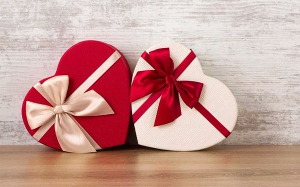 Чого не варто дарувати в День закоханих 14 лютого. Заборонені подарунки.