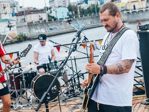Відомий український рок-гурт офіційно припинив своє існування. Про це оголосив лідер колективу Олександр Чемеров.
