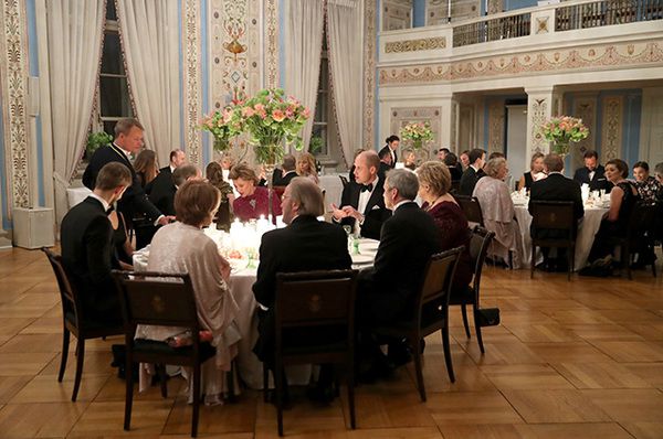 Кейт Міддлтон вразила всіх вечірнім платтям на вечері в Королівському палаці в Норвегії (фото). В аеропорту Осло-Гардермуен гостей зустріли кронпринц Хокон і кронпринцеса Метте-Маріт.