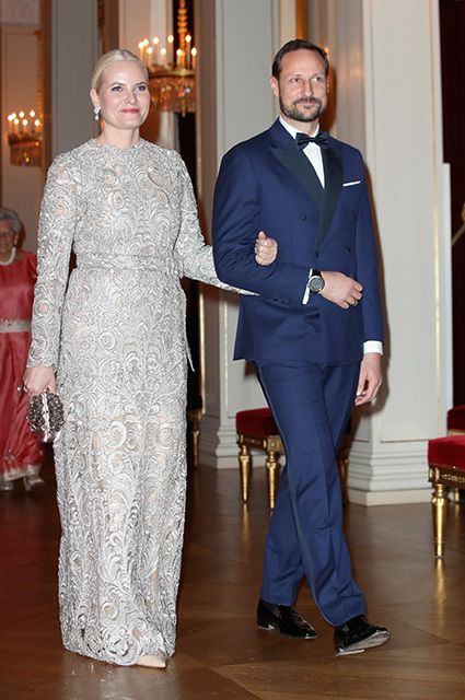 Кейт Міддлтон вразила всіх вечірнім платтям на вечері в Королівському палаці в Норвегії (фото). В аеропорту Осло-Гардермуен гостей зустріли кронпринц Хокон і кронпринцеса Метте-Маріт.