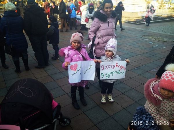 В Одесі противники вакцинацій вивели дітей на протест. Моз закликав владу Одеси "не порушувати закони України і продовжувати стояти на захисті здоров'я і безпеки маленьких одеситів".