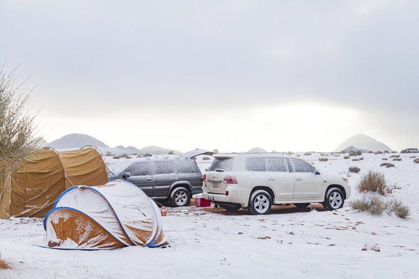У саудівській пустелі випав сніг. Такого не пам'ятає ні один старожил!. Клімат продовжує жартувати.