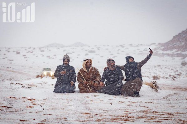У саудівській пустелі випав сніг. Такого не пам'ятає ні один старожил!. Клімат продовжує жартувати.