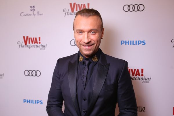 Олег Винник вразив прихильників своїм образом на Viva 2018. Секс-символ української естради Олег Винник став найкрасивішим чоловіком за версією читачів глянцевого журналу "Viva!"