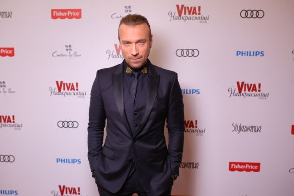 Олег Винник вразив прихильників своїм образом на Viva 2018. Секс-символ української естради Олег Винник став найкрасивішим чоловіком за версією читачів глянцевого журналу "Viva!"