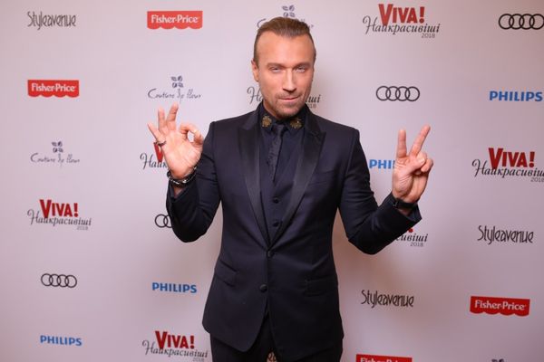 Олег Винник вразив прихильників своїм образом на Viva 2018. Секс-символ української естради Олег Винник став найкрасивішим чоловіком за версією читачів глянцевого журналу "Viva!"