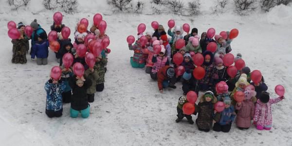 Незвичний флешмоб: у Росії дітей поставили на коліна в сніг на честь 75-річчя Сталінградської битви. Акція пройшла по всій Волгоградської області РФ.