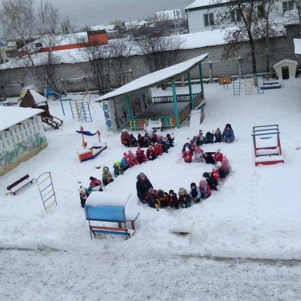 Незвичний флешмоб: у Росії дітей поставили на коліна в сніг на честь 75-річчя Сталінградської битви. Акція пройшла по всій Волгоградської області РФ.
