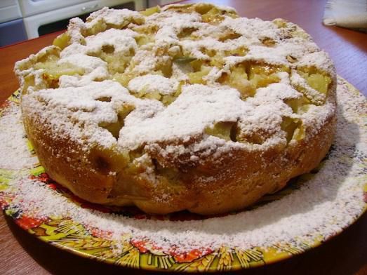 Яблучна шарлотка на кефірі. Приготуй смачний сніданок. Яблучним пирогам належить пальма першості серед всіх улюблених народом пирогів. 