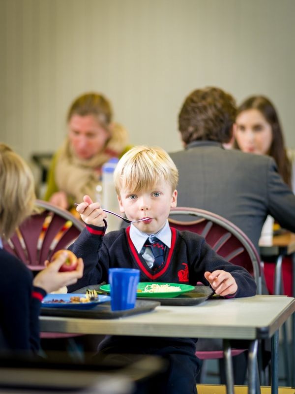 Як виглядає звичайний шкільний сніданок принца Джорджа у приватній школі. Первістку Кейт Міддлтон і принца Вільяма ще 4 роки, але Джорджа вже відправили в елітний навчальний заклад. 