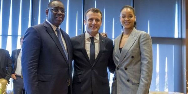Співачка Ріанна зустрілася з президентом Франції Еммануелем Макрон. Французький президент Еммануель Макрон і американська співачка Ріанна взяли участь у конференції Глобального партнерства в галузі освіти (GPE) в Дакарі.
