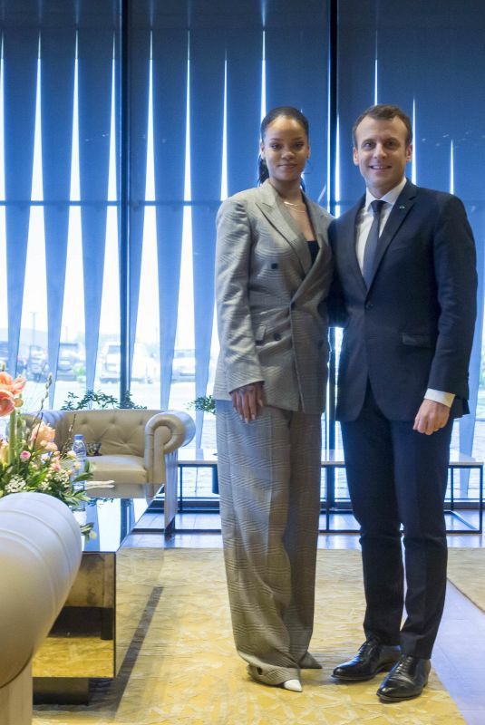 Співачка Ріанна зустрілася з президентом Франції Еммануелем Макрон. Французький президент Еммануель Макрон і американська співачка Ріанна взяли участь у конференції Глобального партнерства в галузі освіти (GPE) в Дакарі.