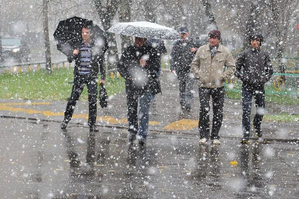 На сьогодні прогноз погоди - одним – дощ, іншим – заметілі. В Україні очікуються дощі, місцями з мокрим снігом, на заході та півночі в окремих районах налипання мокрого снігу, ожеледь.