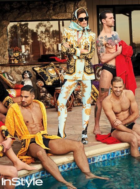  Супермодель Сінді Кроуфорд знялася в оточенні напівоголених чоловіків (фото). Американська супермодель Сінді Кроуфорд прикрасила обкладинку березневого номера журналу InStyle .