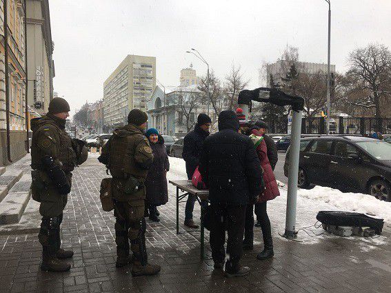 У Києві сьогодні стежать за порядком близько 2 тисяч поліцейських і нацгвардійців. На сьогодні заплановано кілька заходів, в яких візьмуть участь кияни та представники інших регіонів.