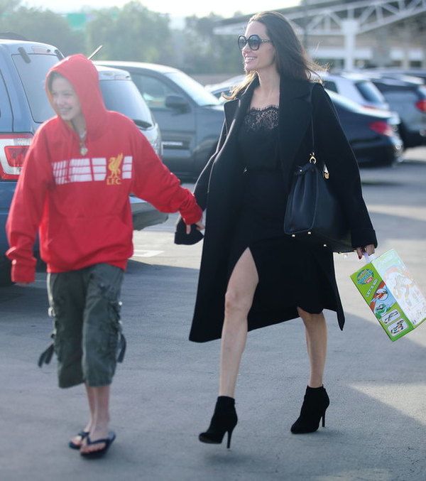 Анджеліна Джолі вийшла з дітьми на шопінг в коктейльній сукні і на підборах. Анджеліна Джолі (Angelina Jolie) порядком здивувала громадськість новим виходом. Папараці вдалося сфотографувати актрису під час походу по магазинах з дітьми.