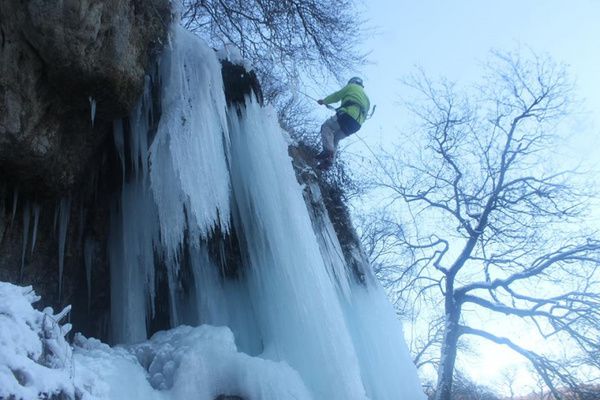 В Україні замерз найвищий рівнинний водоспад (фото). Крижана кірка покрила майже весь водоспад.