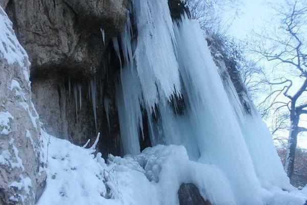 В Україні замерз найвищий рівнинний водоспад (фото). Крижана кірка покрила майже весь водоспад.