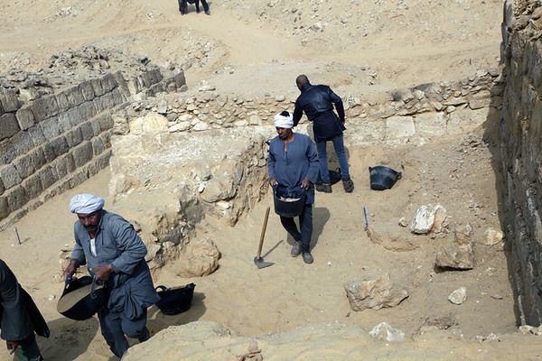 Поблизу Каїра виявили гробницю віком 4,4 тис. років. В Єгипті на плато Гіза біля Каїра археологи знайшли гробницю віком 4,4 тис років. Про це повідомило Міністерство старожитностей країни.