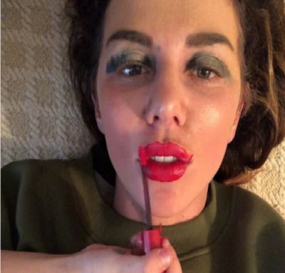 Анна Седокова спотворила обличчя жахливим макіяжем. У своєму Instagram Анна Седокова опублікувала фото, на якому відображено, як їй зробили жахливий макіяж. 