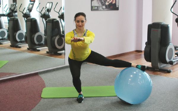 7 вправ, які допоможуть тобі отримати «просвіт» між стегнами. Існує думка, що у прямих і правильно подкачанних ніг повинно бути 3 «просвіту»: в районі гомілкостопа, трохи нижче коліна і між стегнами. 