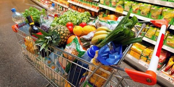 Ціни на більшість продуктів в Україні досягли європейських. Експерти зазначають, що українці велику частину своїх доходів витрачають на їжу, у той час як у Європі на це у громадян йде близько 20% доходу.