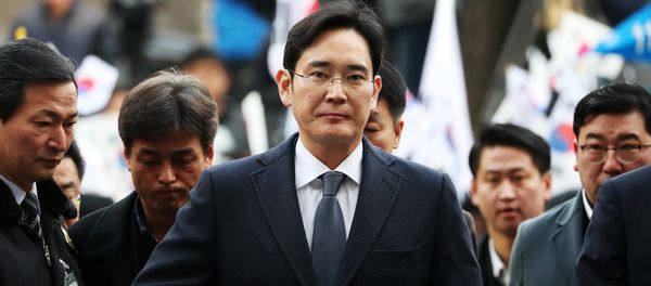 Главу Samsung випустили з в'язниці. Апеляційний суд Південної Кореї звільнив з в'язниці раніше засудженого главу групи компаній Samsung Лі Чже Йона після року ув‘язнення.