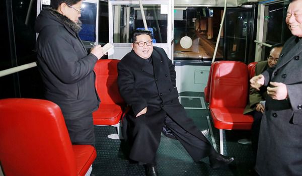 Кім Чен Ин покатався з дружиною на новому тролейбусі по нічному Пхеньяну. Кім Чен Ина і його дружину супроводжували представники Трудової партії Кореї.