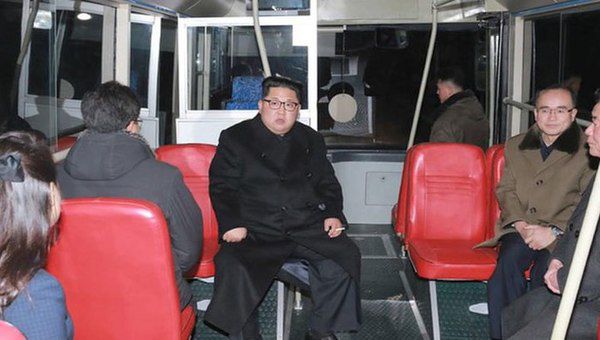 Кім Чен Ин покатався з дружиною на новому тролейбусі по нічному Пхеньяну. Кім Чен Ина і його дружину супроводжували представники Трудової партії Кореї.