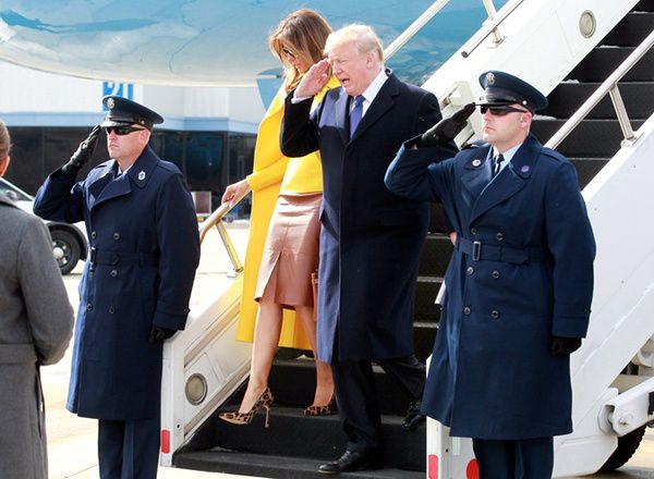 Новий яскравий образ Меланії Трамп! Шкіряна спідниця і жовте пальто. Перша леді США часто носить одяг від легендарного американського дизайнера Ральфа Лорена.