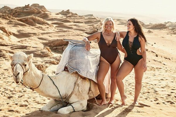 Модель plus-size Ешлі Грем в пляжній фотосесії разом з мамою. 30-річна Ешлі Грем (Ashley Graham) — одна з найпопулярніших моделей plus-size у світі. Вона не соромиться демонструвати тіло, вибираючи провокаційні і відкриті наряди.