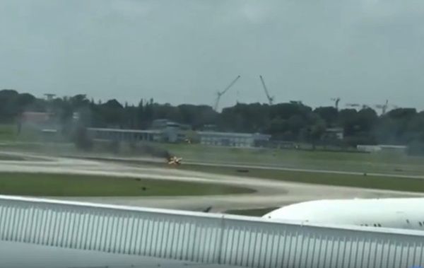На авіашоу в Сінгапурі загорівся літак (відео). Літак готувався злетіти, щоб взяти участь в програмі виступів. Його занесло на злітно-посадковій смузі, після цього сталося зіткнення з огорожею.
