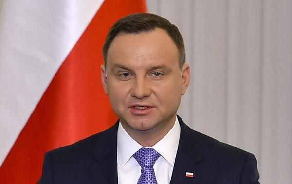  Президент Польщі Дуда заявив, що прийняв рішення підписати скандальний закон про "бандерівську ідеологію". Він мотивував рішення тим, що "необхідно захистити добре ім'я Польщі і поляків".