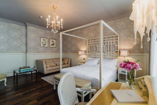 ЗМІ показали розкішний готель Софії Ротару в Криму (фото).  Готель розташований усього за 20 метрів від пляжів Чорного моря.