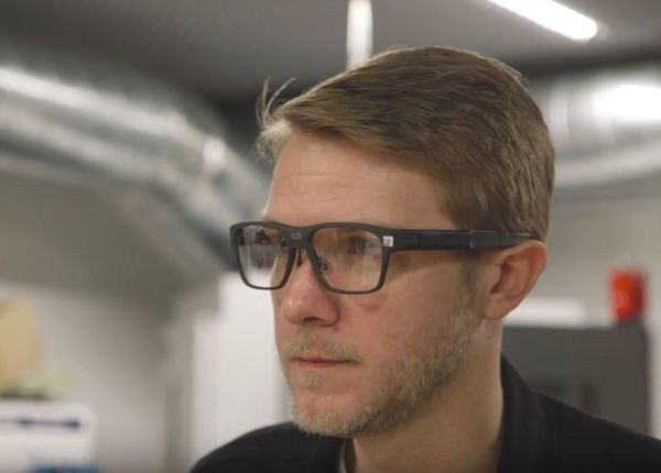 Intel створила прототип "розумних окулярів". Компанія Intel створила прототип “розумних окулярів” під назвою Vaunt, які здатні проектувати зображення прямо на сітківку. За рядом характеристик вони успішно конкурують з окулярами від Google. 