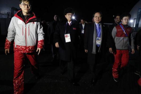 Як спортсмени з Північної Кореї на Олімпіаду приїхали: шапки-вушанки а-ля "Радянський союз" (фото). В першу групу прибулих увійшли 32 людини, з них 10 - спортсменів.