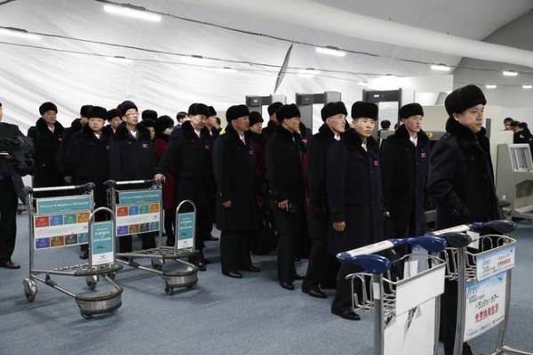 Як спортсмени з Північної Кореї на Олімпіаду приїхали: шапки-вушанки а-ля "Радянський союз" (фото). В першу групу прибулих увійшли 32 людини, з них 10 - спортсменів.
