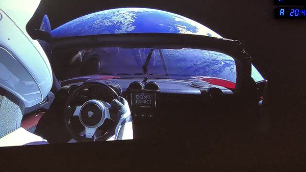 Маск опублікував відео зі своєю Tesla на орбіті (Відео). Засновник SpaceX і Tesla Ілон Маск опублікували відео, на якому електрокар Tesla Roadster зображений знаходяться на орбіті Землі.