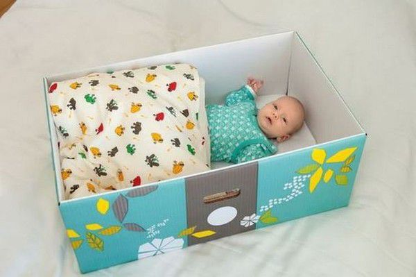 Дуже корисна традиція у Фінляндії: кожна вагітна жінка отримує чудо-коробку!. Така коробка для майбутніх батьків — справжнє щастя. Дивіться її наповнення.