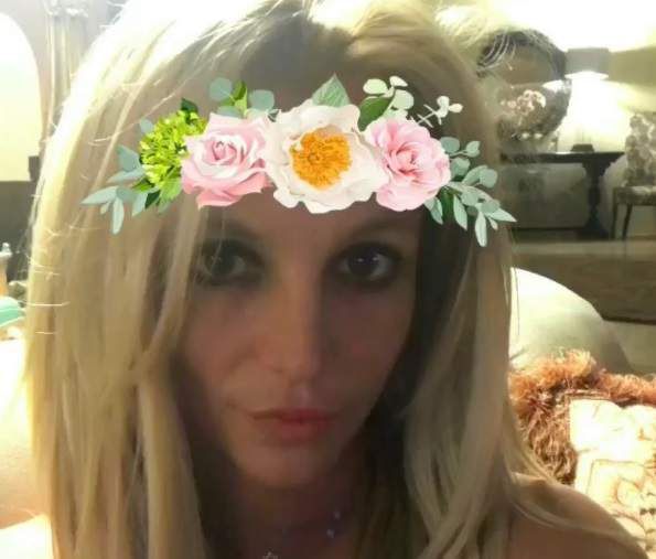 Брітні Спірс виклала в Instagram фото у спідній білизні. Співачка похвалилася заодно і своєю ідеальною фігурою.