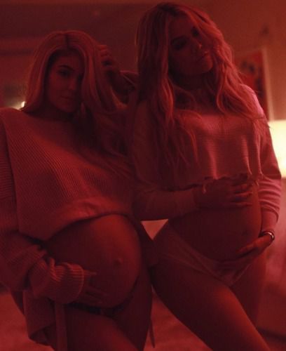 У Мережі з'явилося відверте фото вагітних Кайлі Дженнер і Хлої Кардашян. Хлої Кардашян привітала сестру з народженням дитини в Instagram.