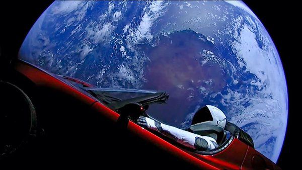 Tesla в космосі:  Як реагують на Tesla в космосі по всьому світу. «Привіт, це ваш водій з Uber. Я зовні»: автомобіль Tesla Roadster Ілона Маска менше дня в космосі, а в Мережі вже з'явилося безліч коментарів і фотожаб. 