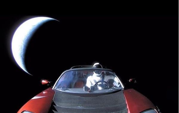Вчений розповів, що очікує Tesla в космосі. Автомобіль Ілона Маска навряд чи уникне зіткнення з об'єктами в космосі, але навіть якщо після цього він не повністю зруйнується, його в підсумку радіація знищить.