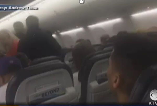 На Алясці голий пасажир зірвав авіарейс. Оголений чоловік забарикадувався в туалеті літака і відмовлявся виходити звідти.