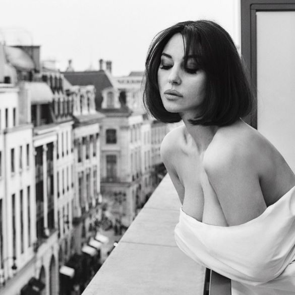 Моніка Беллуччі заінтригувала новим фото. Італійська актриса Моніка Беллуччі поділилася з шанувальниками інтригуючим фото, зроблених на балконі.