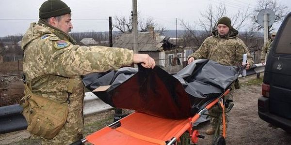 Військові передали бойовикам ОРЛО тіла 2 вихідців з РФ. ВСУ сподіваються, що передача, яка відбулася сьогодні, буде мати позитивну тенденцію з пошуку загиблих і зниклих безвісті на непідконтрольних уряду України територіях.