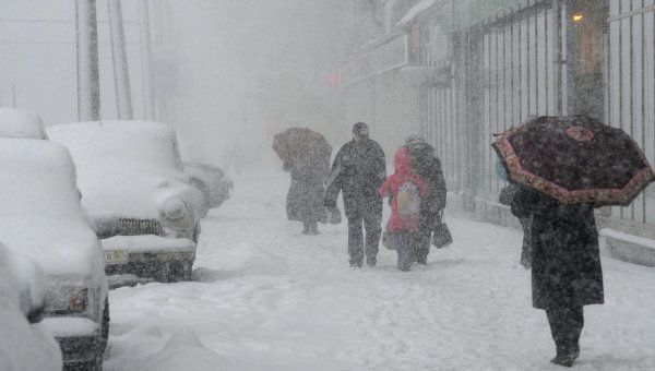 В Україну насувається негода з потужними снігопадами та зливами. Синоптики назвали регіони, які постраждають насамперед.