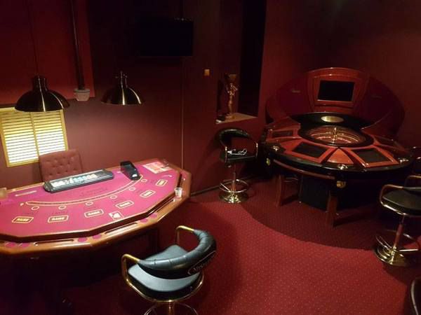 У Києві викрили підпільне казино, пробратися в яке можна було через двері, обладнені в шафі. У закладі знаходилися ігрові автомати "старого зразка", комп'ютери з програмним забезпеченням симуляції азартних ігор, покерні столи та рулетка.