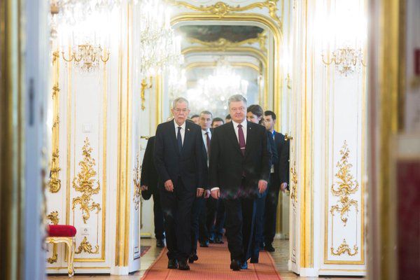 Порошенко провів брифінг в Австрії. Крім офіційних зустрічей з керівництвом країни, президент України відвідає Віденський оперний бал.